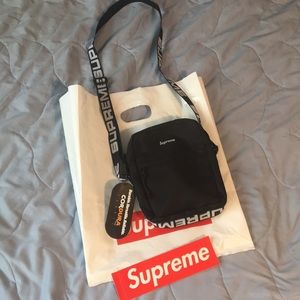 NWT Supreme SS18 shoulder bag black